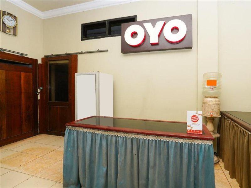 Oyo 2715 Hotel Madinah Syariah Pamekasan Exterior photo