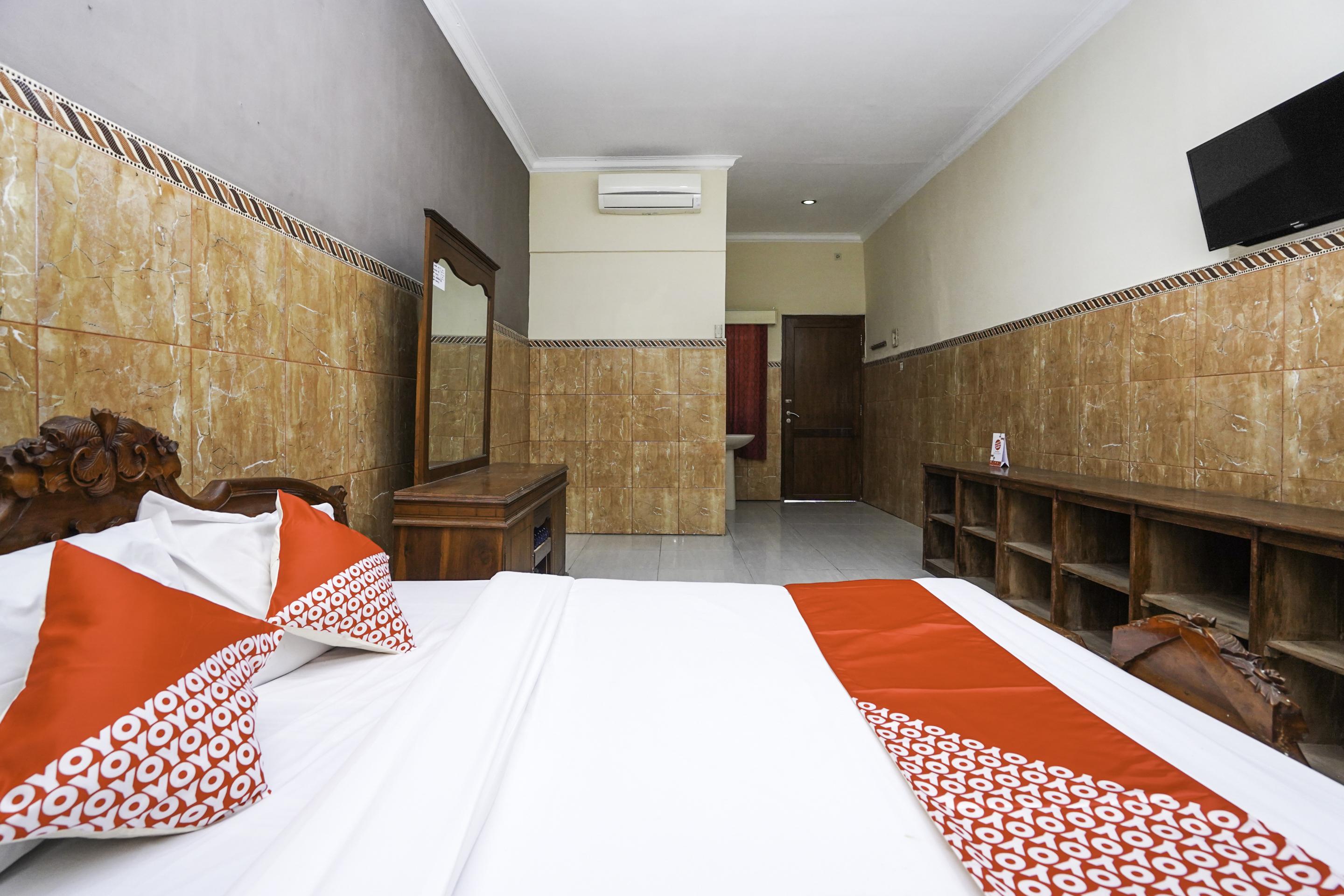 Oyo 2715 Hotel Madinah Syariah Pamekasan Exterior photo