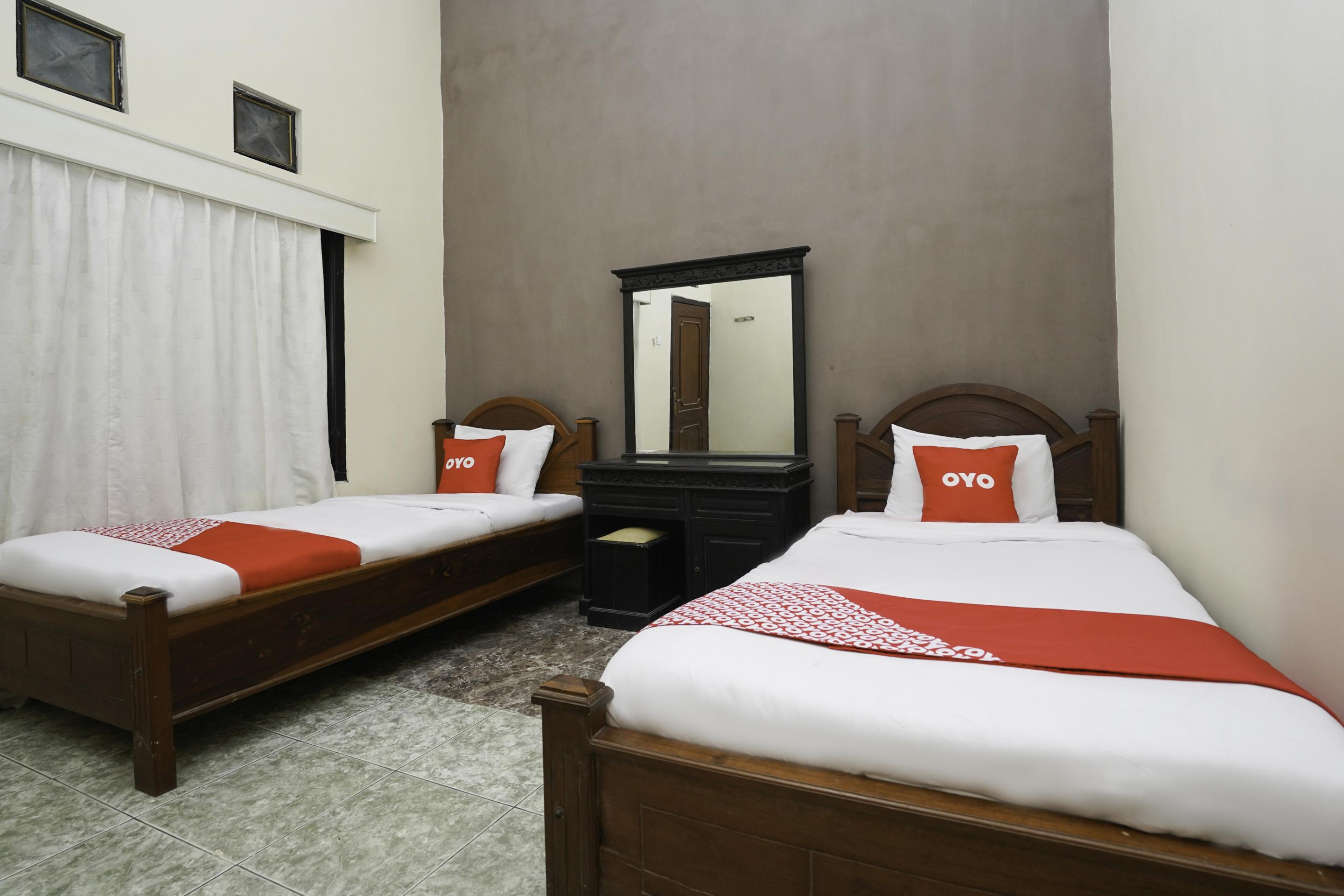 Oyo 2715 Hotel Madinah Syariah Pamekasan Exterior photo