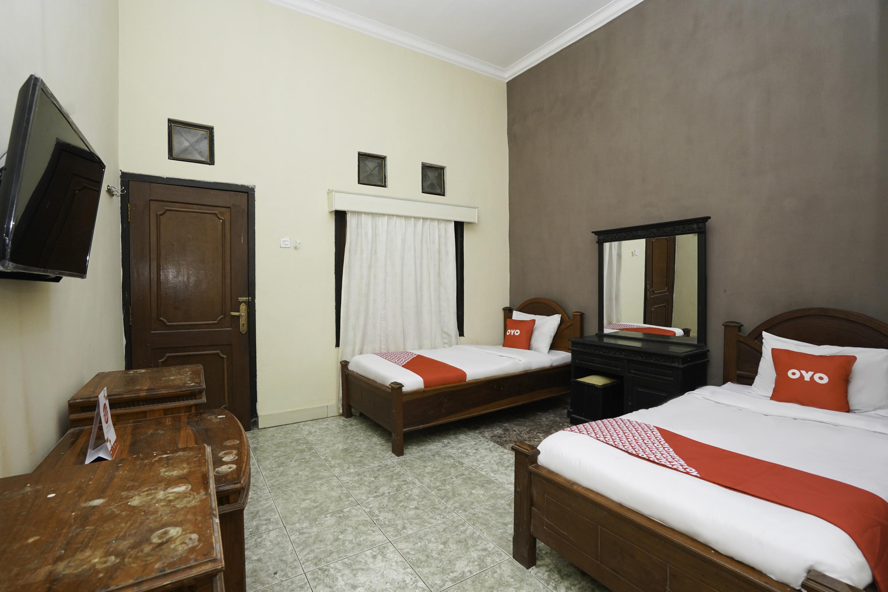 Oyo 2715 Hotel Madinah Syariah Pamekasan Exterior photo