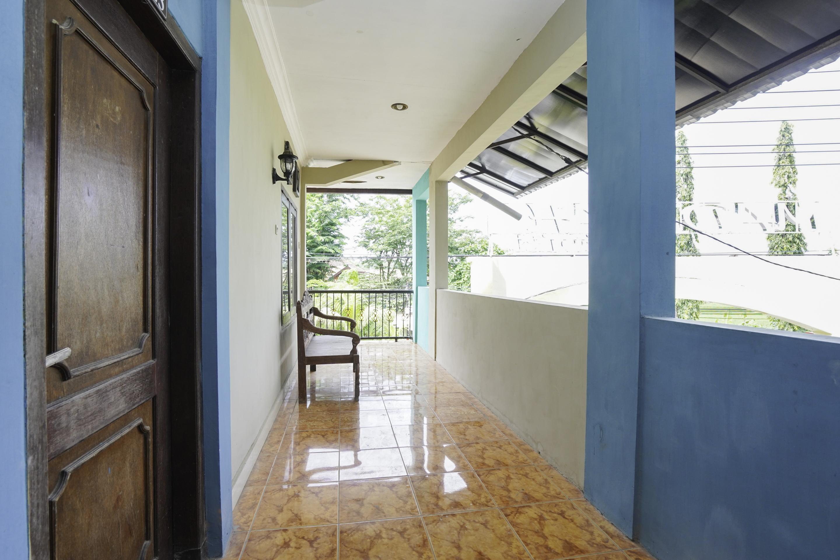 Oyo 2715 Hotel Madinah Syariah Pamekasan Exterior photo