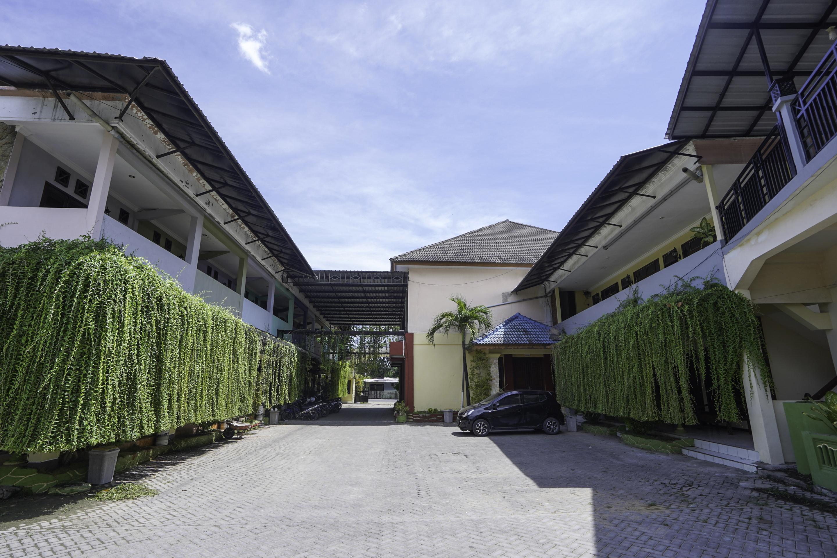 Oyo 2715 Hotel Madinah Syariah Pamekasan Exterior photo